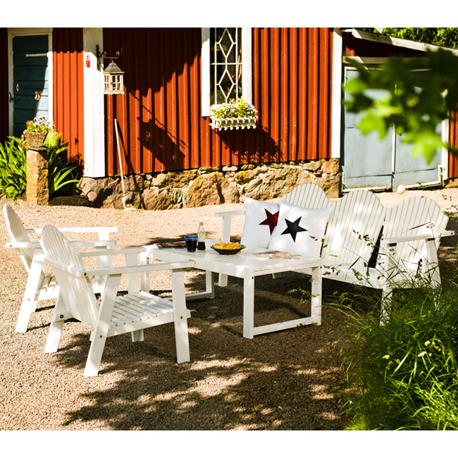 VerandaUteServeringar.se-Bullerö-Fåtölj+stol+bord-vit-trä-miljö2_w650x650