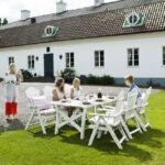 VerandaUteServeringar.se-Bullerö-Positions-Fåtölj+bord-vit-trä-miljö2_w650x650