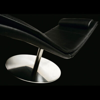 VerandaUteServeringar.se-Cobra-Chaise-Lounge-vilstol-svart-läder-miljö_650x650