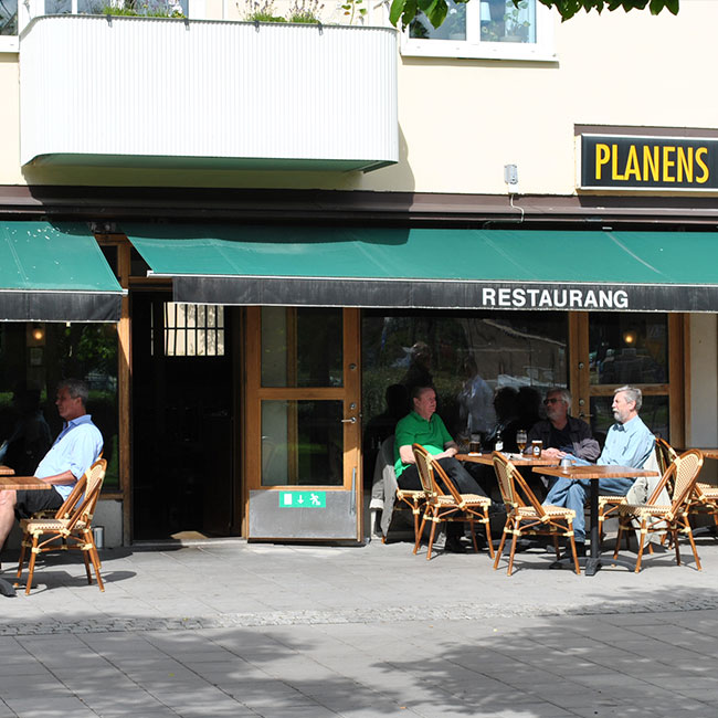 Planens Restaurang & Pizzeria i Enskede, fick fler gäster när de bytte till stolar och bord som passar bättre i miljön.