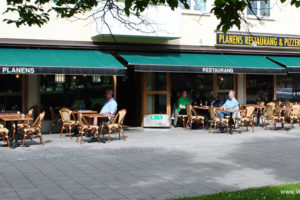 Planens Restaurang & Pizzeria i Enskede, fick fler gäster när de bytte till stolar och bord som passar bättre i miljön.