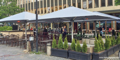 O'Learys i Västerås, täckte in sin ute-serveringsyta med Glatz Palazzo parasoller och slapp regnet!